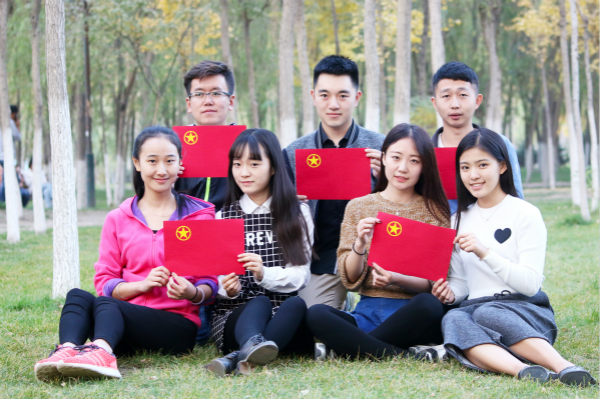 喜迎團(tuán)學(xué)兩代會(huì) 我和團(tuán)旗合個(gè)影