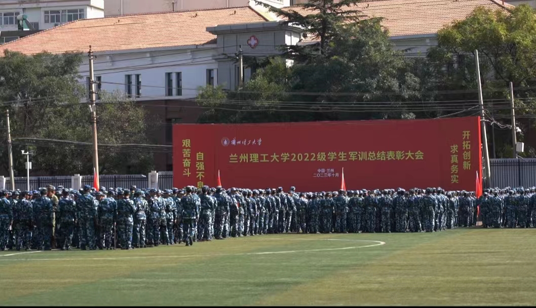 學(xué)校在兩校區(qū)隆重舉行2022級學(xué)生軍訓(xùn)總結(jié)表彰大會