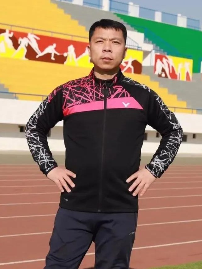 羽毛球教師郭春鋒：“以球會友，忠于課堂”
