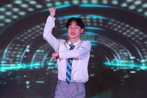 學校隆重舉行喜迎百年華誕慶國慶迎新生主題晚會