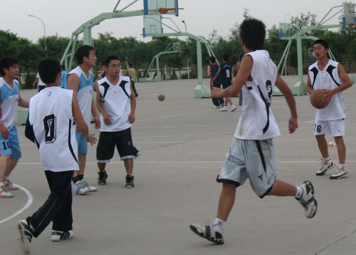 人文學(xué)院舉辦歡送畢業(yè)生籃球賽
