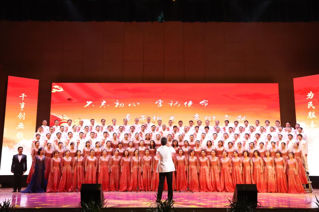 舞臺上的思政課|蘭州理工大學舉辦“不忘初心、牢記使命” 教職工合唱比賽