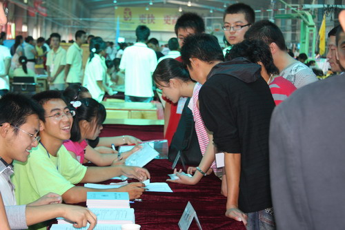 接過你的行囊，我們就是一家人