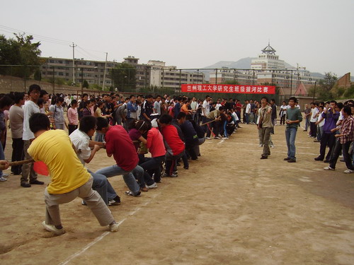 研究生學院舉辦迎新拔河比賽