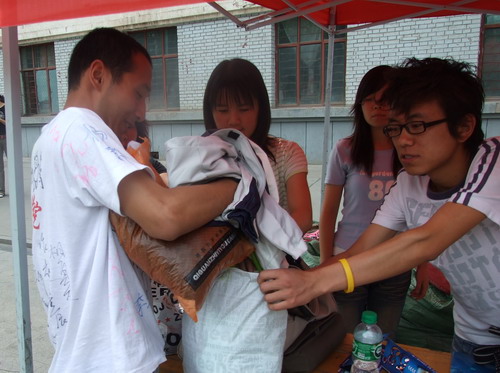 惜別母校，心系災區——校團委、學生會舉行畢業生捐款、捐物活動