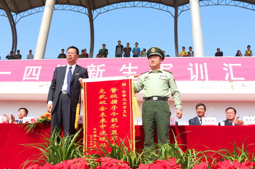 我校舉行2014級新生軍訓匯報表演暨開學典禮